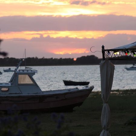 Отель La Baie Regneville-sur-Mer Экстерьер фото