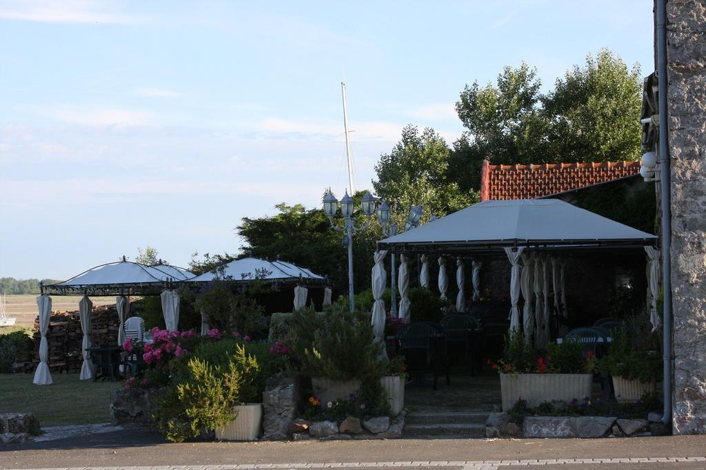 Отель La Baie Regneville-sur-Mer Экстерьер фото
